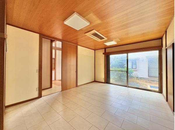 ダイニングからリビングへと、機能的な回遊動線がございます。