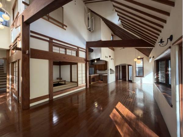 吹き抜けで開放感のあるリビングはゆったりしてます。