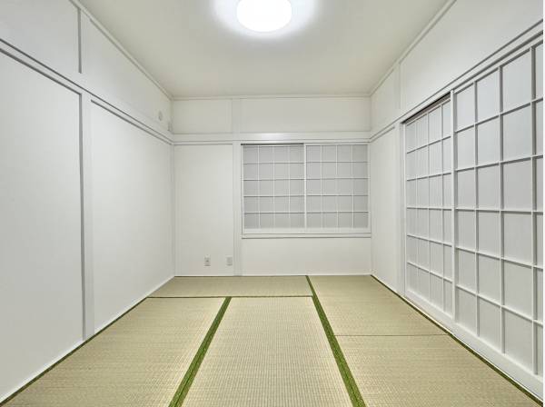 白基調で仕上げたモダン和室。客間にも寛ぎの場にも対応。