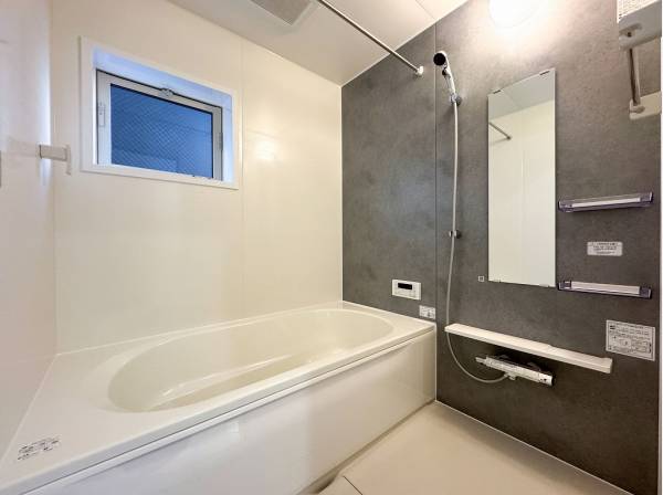 1日の疲れをリフレッシュできる落ち着いたバスルーム