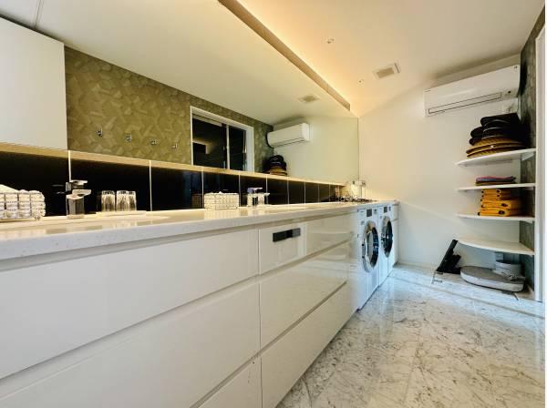 サニタリールームも広々/ツーボウルの洗面台