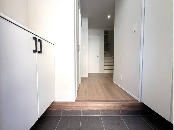 すっきりした玄関で、出入りの時間が自然と軽くなります