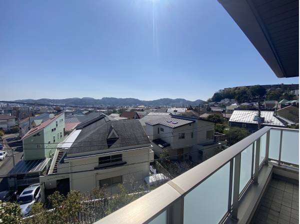 見下ろしが嬉しい気持ちのいいバルコニーです