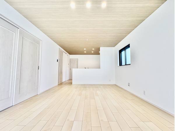 リビングの隣には客間がありますので、お客様が来ても安心です。