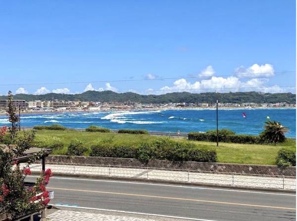 緩やかな海岸線を描く、由比ガ浜海岸を望む眺望。