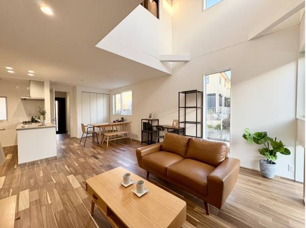 家族団らんの時間を照らしてくれる吹抜け空間