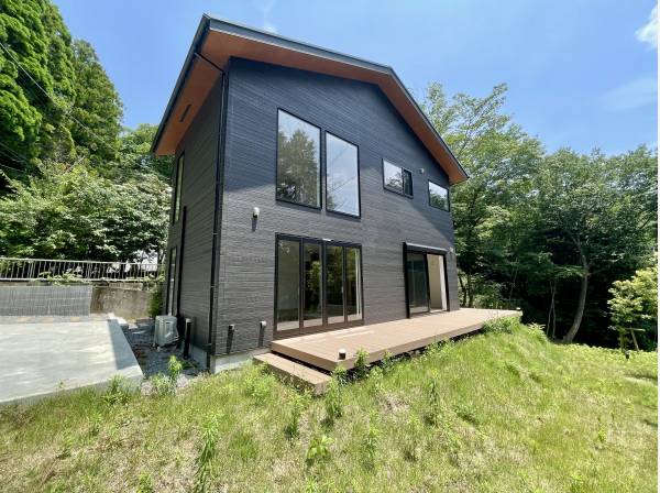 大きい窓にウッドデッキが備わる住宅