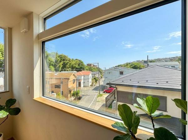 景色を切り取ったような素敵な窓です