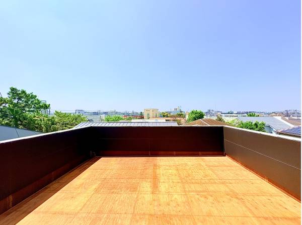 空を庭にする約9帖の広々ルーフバルコニー（同分譲地内他区画）