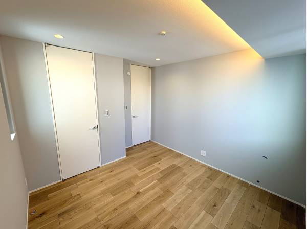 間接照明が優しく包み込む、木の温もりあふれるシンプルな洋室