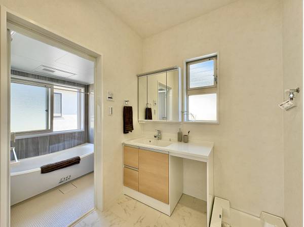 洗面室は白を基調とした清潔感のある空間です