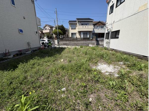 新築住宅を建てる土地です。日当たり良好です。