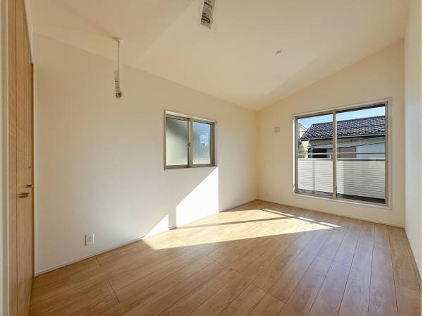 二面採光で光がたっぷりと広がる居心地の良い洋室