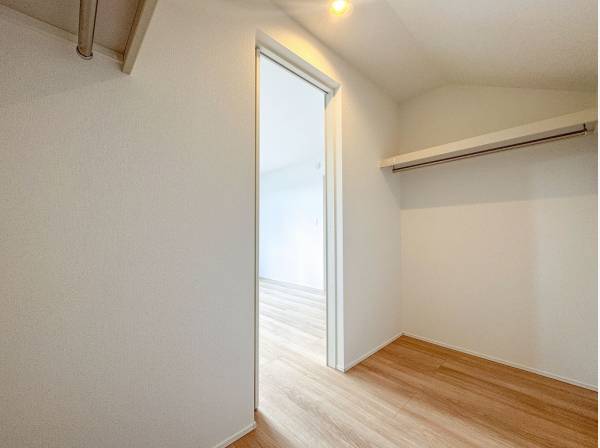 奥行きたっぷりのWICは季節家電やウトドア用品なども収納出来そう