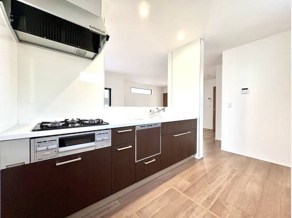 対面式システムキッチンは食洗機と浄水器付き