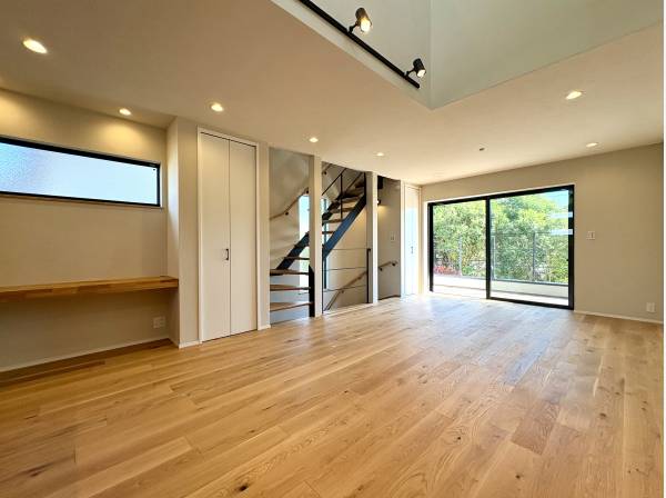 リビングは吹き抜け空間で明るく開放的な印象です。