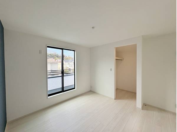 ウォークインクローゼット付きの洋室