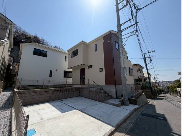 カースペースはゆとりの2台分！面した通りも広々！