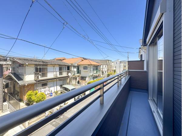 爽やかな青空を堪能できる見晴らしの良いバルコニー
