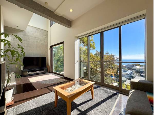 大開口窓と大型のFIX窓から美しい山並みと海を贅沢に眺めます。