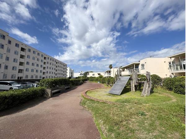 マンションを囲む植栽の緑が住まう人の心を癒やします
