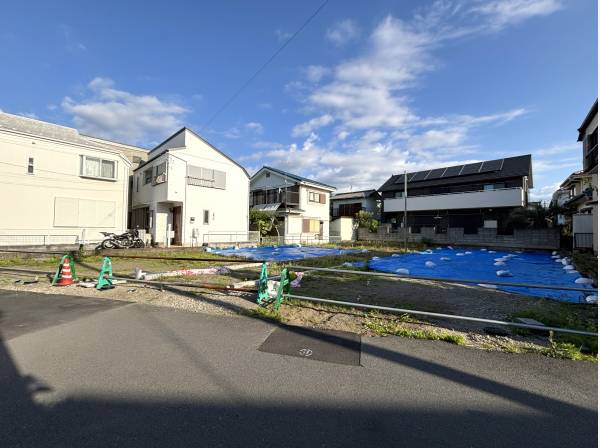 燦々と陽が降り注ぐ現地。東側も通路で南東角地のような開放感
