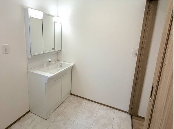 朝の身支度もスムーズに！収納たっぷりの三面鏡付き独立洗面台