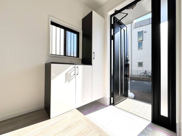 明るい南向きの玄関です。お出かけの気分も上々！