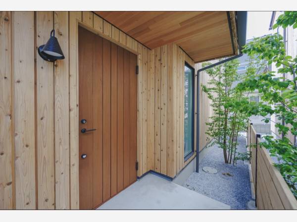 木の温もりに迎えられる玄関