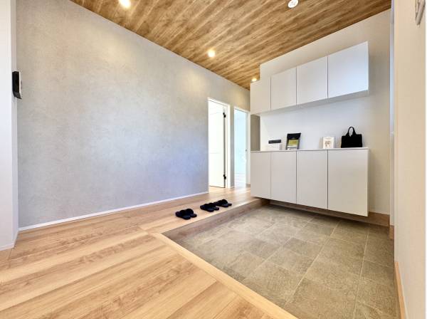 木の温もりに迎えられる、ホテルライクなゆとり玄関。