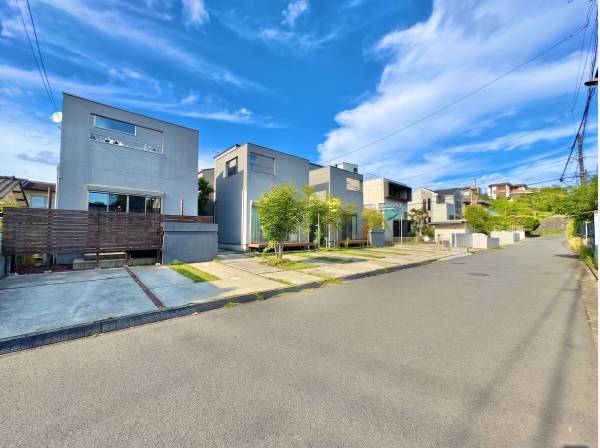 高い建物はなく、落ち着いた街並みが続きます