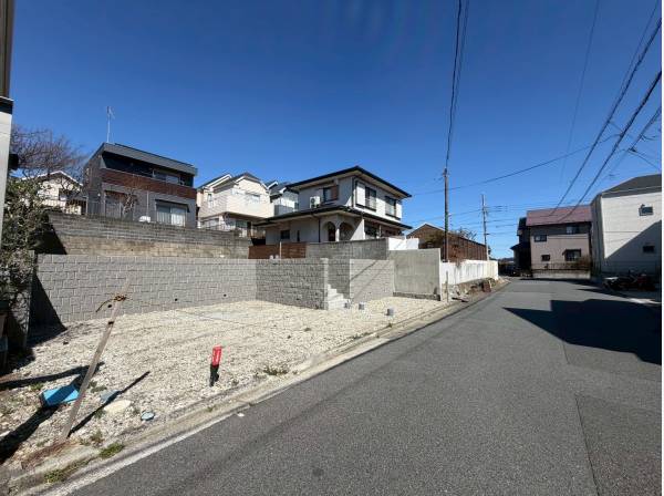 面している通りは約6m、車もゆったり通ることができます