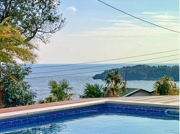 プール、テラス、室内から、非日常的な素敵な眺望をお楽しみいただけます