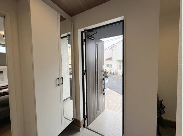 全身鏡が印象的な玄関収納