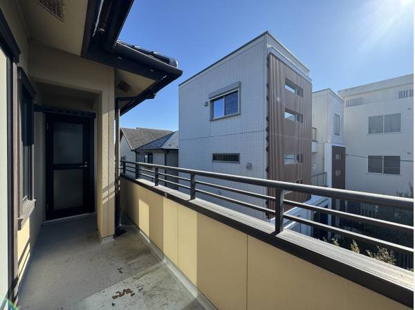 空と街をほどよく切り取る、開放感あるバルコニー。