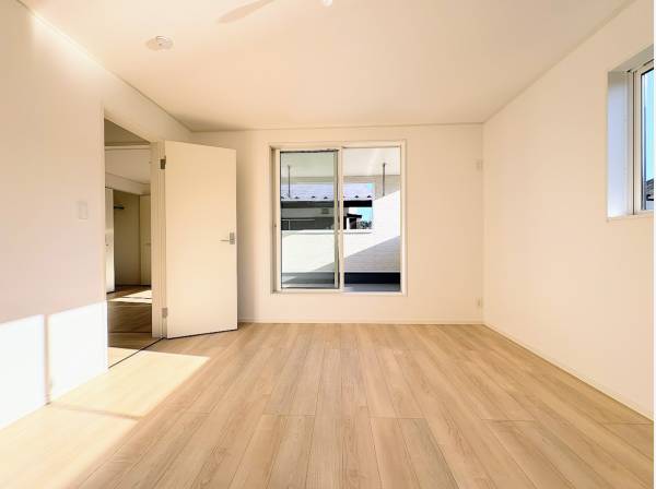 バルコニーに面した明るい洋室