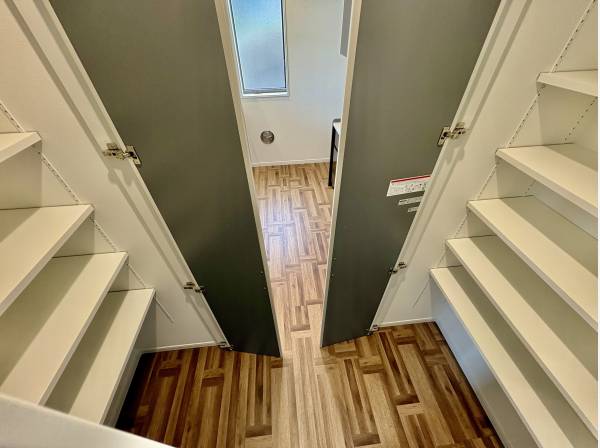 キッチン横にはパントリーが2個も有りますよ！