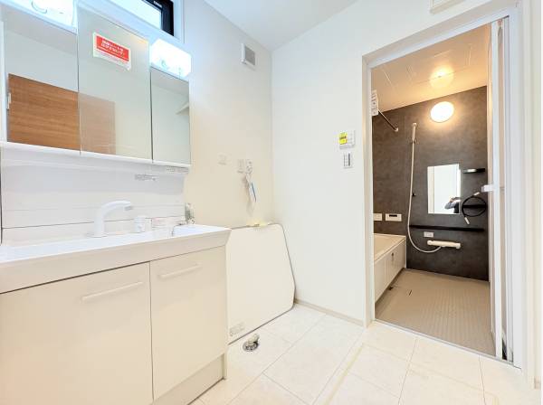 朝の忙しい時間帯もスムーズに身支度ができる、機能的な洗面スペース