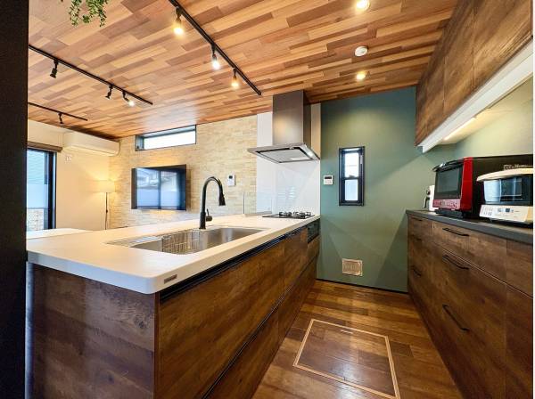 魅せるキッチンだからこそ豊富な収納が頼もしい！