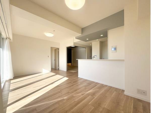 リビングの奥まで陽が射し込み昼間は自然光だけで過ごせそうな明るさ