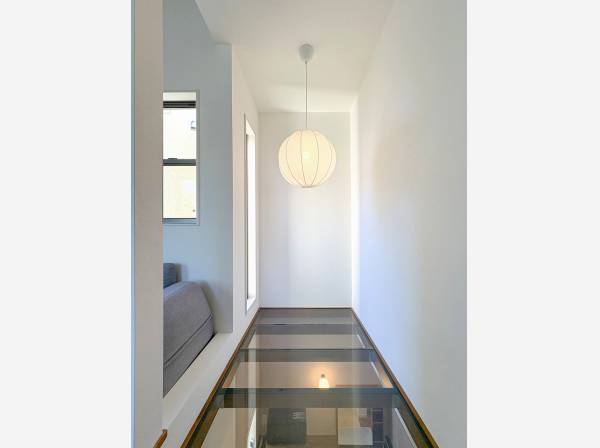 カラス床の吹抜けが各所に光を届けます