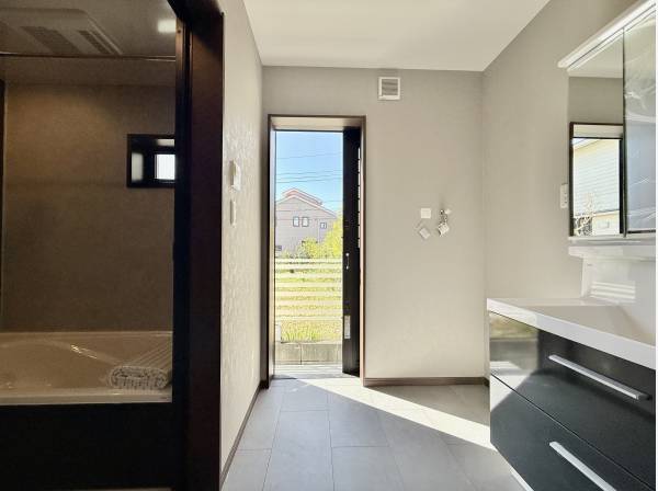 外からバスルームへ直行できる動線を確保