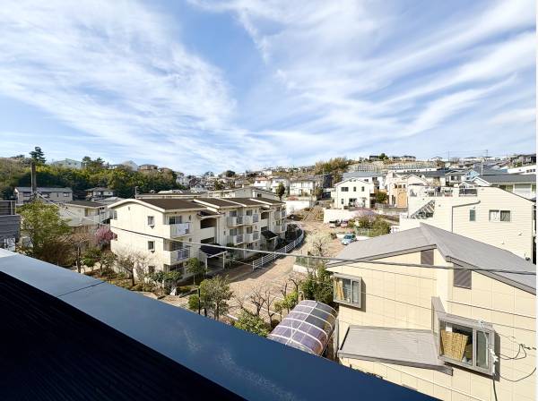 バルコニーからは開放感ある眺望が望めます