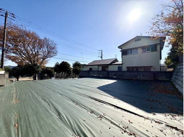 陽光に包まれた斜面の先に爽やかな眺めが続くロケーション