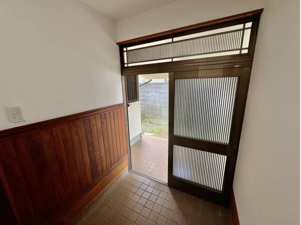 昔ながらの横開きの玄関になります。