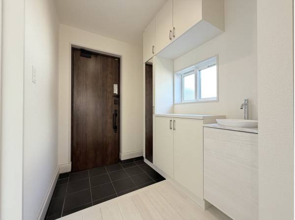 全身鏡に水道付き玄関