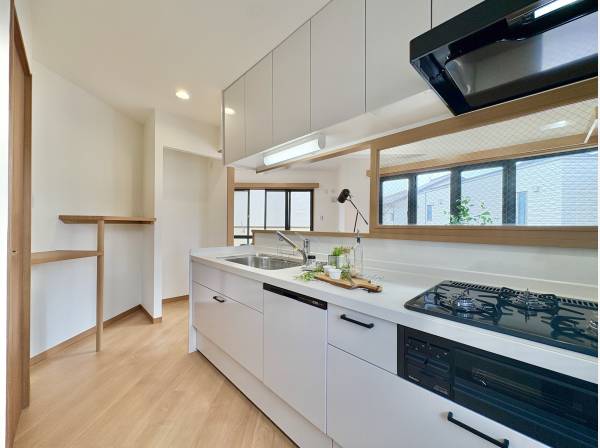 キッチンは対面式なのでリビング側を見渡すことが出来ます。