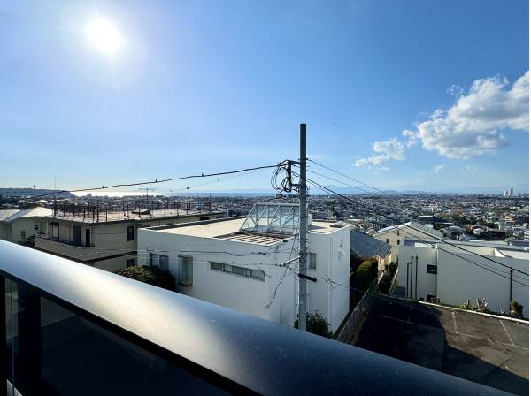 左に江ノ島 中央に海 右手に富士山