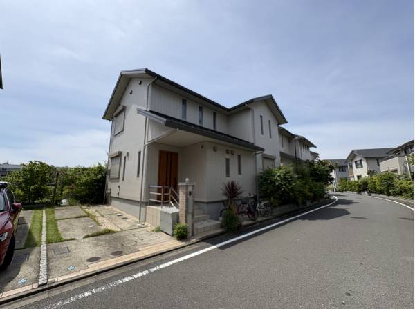 カースペースは大きいお車でも安心の2台完備！
