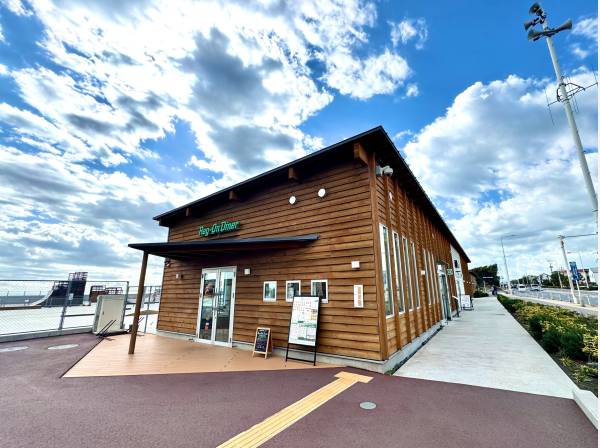 カフェも併設され新たなメジャースポットとなるハグライドパーク徒歩3分/約200m